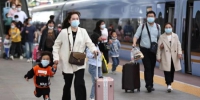 旅客在南京火车站出行。(资料图) 泱波 摄 - 江苏新闻网
