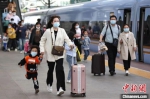 旅客在南京火车站出行。(资料图) 泱波 摄 - 江苏新闻网