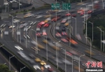 车辆在道路上行驶。(资料图) 泱波 摄 - 江苏新闻网