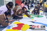 小朋友手绘长卷，画出他们心中的美好。崔佳明 摄 - 江苏新闻网