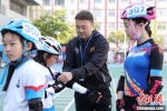 图为4月8日，南京，苏郡锋指导孩子们进行轮滑训练。 中新社记者 泱波 摄 - 江苏新闻网