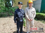 辖区民警对罂粟植株进行了拔除。国网宿迁供电公司供图 - 江苏新闻网