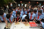孩子们挥毫写下千古名句。陈建新 摄 - 江苏新闻网