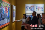观众在展厅内参观展出的摄影作品。中新社记者 泱波 摄 - 江苏新闻网