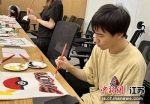 台湾青年苏泽安正专心地绘画。张传明 摄 - 江苏新闻网