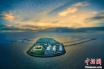 悬于中国东部海岸外的能源“航母”——洋口港阳光岛。(资料图) 赵敏 摄 - 江苏新闻网