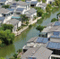 江阴市周庄镇山泉村的民居，绿水环绕、绿荫点缀。　中新社记者 泱波 摄 - 江苏新闻网