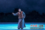 陈佩斯在演出中。南京保利大剧院供图 - 江苏新闻网