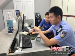 民警对网约房入住情况进行检查。 - 江苏新闻网