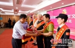 徐州市委老干部局领导为“先进个人”颁发荣誉证书。朱志庚摄 - 江苏新闻网