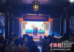 7月3日晚，“扬州的夏日”偶遇木偶小剧场开场，以公益形式免费向市民和游客开放。崔佳明 摄 - 江苏新闻网
