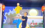 扬州杖头木偶戏《快乐的小和尚》，通过一系列玩耍佛珠的动作，表现了一个小和尚的快乐生活等。崔佳明 摄 - 江苏新闻网