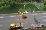 图为路灯实施节能改造现场。惠山区城管局供图 - 江苏新闻网