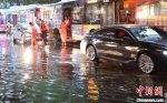 暴雨导致部分道路积水。　泱波 摄 - 江苏新闻网