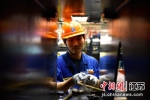 徐工机械车间工人忙碌在生产一线。（资料图） 朱志庚 摄 - 江苏新闻网