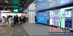 参观者在聆听技术人员讲解 付兰峰摄 - 江苏新闻网
