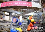 施工工人正在绑扎最后一块底板钢筋笼 刘福昌摄 - 江苏新闻网