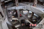 建筑工人在基坑中有序作业 刘福昌摄 - 江苏新闻网