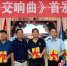 作者孙培棠（左三）向多家单位赠送新书。 朱志庚 摄 - 江苏新闻网