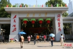 学生们走进南京大学校园。泱波 摄 - 江苏新闻网