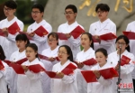 来自南京高校的百余名大学生在百人诵读活动现场朗诵诗词，令现场观众重温经典。泱波 摄 - 江苏新闻网