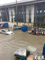 豪雨之下，镇江市区多处路段和小区出现积水路段。 - 新浪江苏