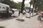 10月27日，广东东莞街头发生惊人一幕，一名男子持砖追砸一辆运钞车，押运员对其警告无效后开枪射击，致使该男子当场身亡。 - 新浪江苏