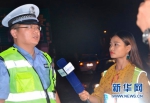 灌云交警夜查酒驾 网络现场直播引网民观看 - 江苏音符