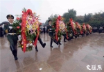 铭记历史功勋，激励永远向前！向雨花台烈士敬献花篮活动在宁举行 - 新华报业网