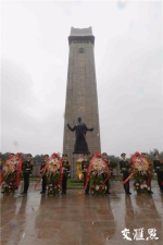 铭记历史功勋，激励永远向前！向雨花台烈士敬献花篮活动在宁举行 - 新华报业网