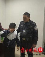 与民警交谈过程中，小军不时因思念母亲而流泪。 - 新浪江苏