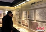 图为“邮迷”们参观中国集邮家博物馆。 - 江苏新闻网