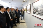 图为参观“空中看无锡”大型摄影图片展 - 江苏新闻网