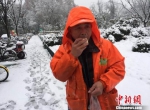 奋战了一夜的环卫工人到早上才能休息一下，吃口热乎乎的包子，暖暖手脚。　贾红刚 摄 - 江苏新闻网