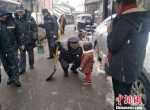 南京牵牛巷居民特地带小女儿出来感谢为大家扫雪的城管队员和环卫工人。　云波 摄 - 江苏新闻网