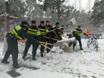 南京警方全员上路扫雪除冰迎战风雪 - 南京市公安局