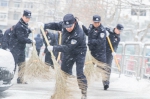 南京警方全员上路扫雪除冰迎战风雪 - 南京市公安局