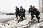 南京警方全员上路扫雪除冰迎战风雪 - 南京市公安局