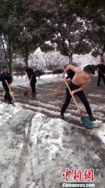 常州辅警小哥赤膊铲雪走红 被赞“有型、有能量” 唐娟 摄 - 江苏新闻网