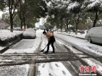 常州辅警小哥赤膊铲雪走红 被赞“有型、有能量” 唐娟 摄 - 江苏新闻网