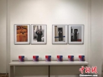 通过“城市”“市民”“文化”三方面内容共60幅摄影作品展出。展方供图 - 江苏新闻网