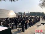 清明节当天的5日，纪念馆举行“南京大屠杀死难者遗属2019年清明祭仪式暨南京大屠杀幸存者后代传承记忆行动启动仪式”。图为参加清明祭仪式的中日人士向南京大屠杀死难者行鞠躬礼。　朱晓颖 摄 - 江苏新闻网