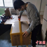 第二批10箱2万只医用口罩再次从常州出发，空运寄往卢奇尼亚诺。　唐娟 摄 - 江苏新闻网