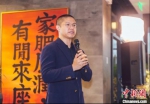 彭宣璟向客人介绍自己的酒店。　钟升　摄 - 江苏新闻网