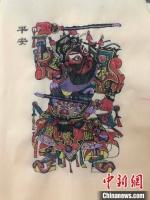 江苏扬州本土年画“门神”出炉，两位威风凛凛的门神，手持法器，面对而立，线条流畅，色彩鲜明，浓郁的春节氛围扑面而来。　胡江虹 摄 - 江苏新闻网