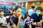 女儿张雨霏冲金成功，妈妈张敏喜极而泣，欣慰女儿为国争光。　谢淼 摄 - 江苏新闻网