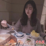 戴安在大陆品尝美食。受访者供图 - 江苏新闻网