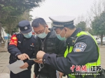 新沂站派出所民警向旅客群众宣传交通安全法规--蔡芃摄影 - 江苏新闻网